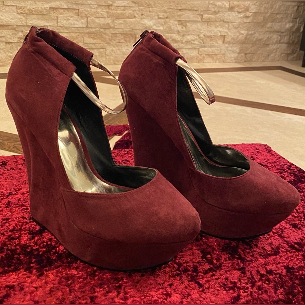 BNIB Shoedazzle LEA Wine Velvet Wedge Heels